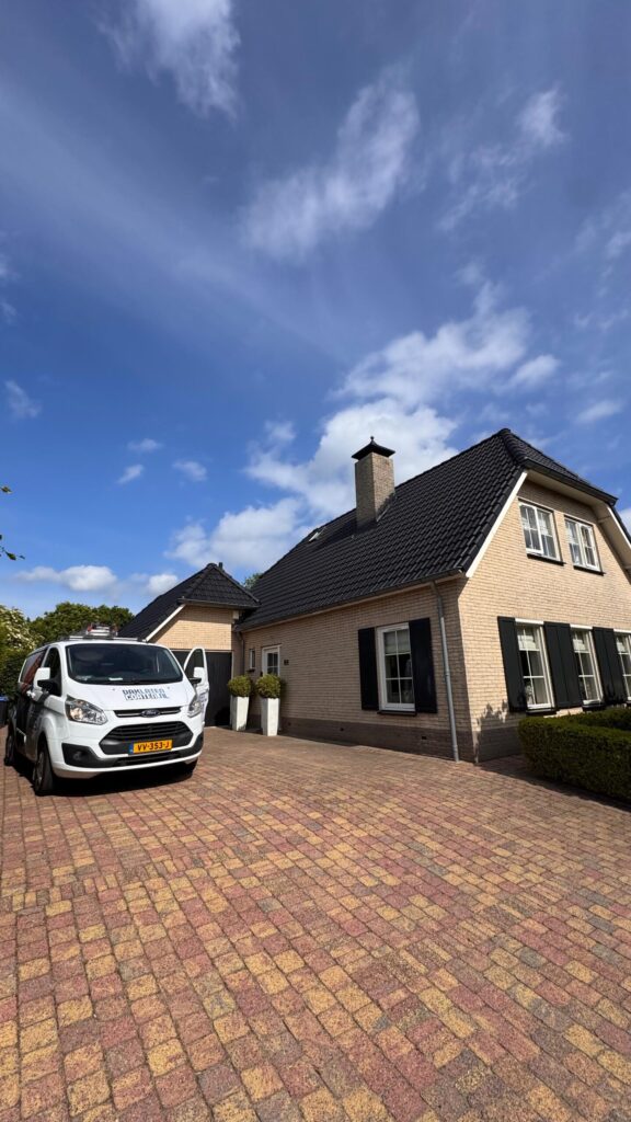 Bedrijfsbus van Daklatencoaten.nl op locatie bij een project