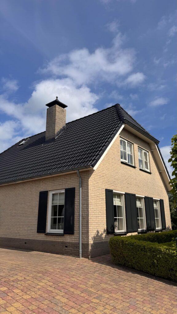 Pannendak in egale antraciet kleur na reiniging en coating