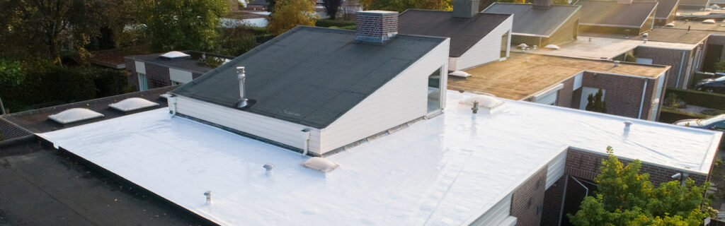 Plat dak met een lichte coating na de behandeling